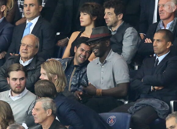 Patrick Bruel et sa compagne Caroline, Didier Deschamps, Jamel Debbouze et Lilian Thuram - People assistent au match PSG-Barcelone de la Ligue des Champions 2014 au parc des princes à Paris le 30 septembre 2014. Le PSG à remporté le match sur le score de 3-2.