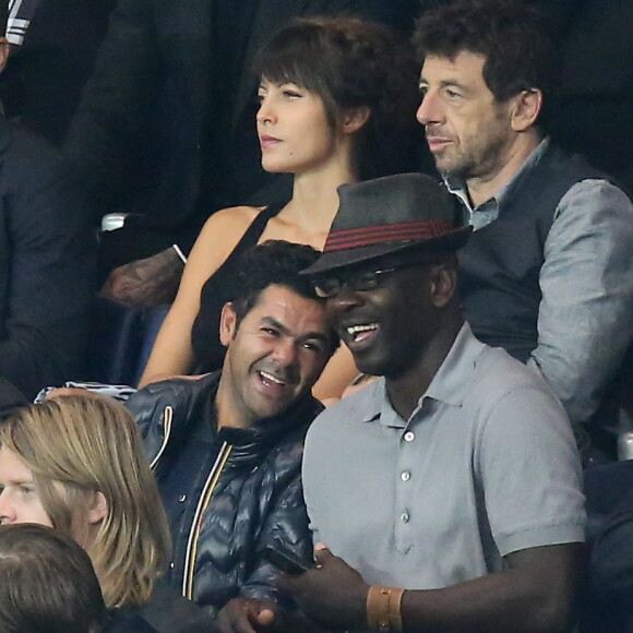 Patrick Bruel et sa compagne Caroline, Didier Deschamps, Jamel Debbouze et Lilian Thuram - People assistent au match PSG-Barcelone de la Ligue des Champions 2014 au parc des princes à Paris le 30 septembre 2014. Le PSG à remporté le match sur le score de 3-2.