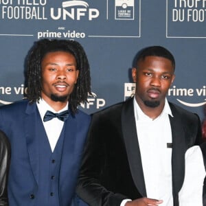 Lilian Thuram avec ses fils Khephren Thuram, Marcus Thuram, guest - Photocall de la cérémonie des Trophées UNFP 2022 au Pavillon Gabriel à Paris le 15 mai 2022. © Coadic Guirec/Bestimage