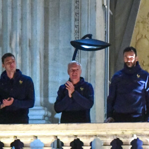 Benjamin Pavard, Didier Deschamps et Hugo Lloris - Les joueurs de l'équipe de France de football saluent leurs supporters place de la Concorde à Paris le 19 décembre 2022.