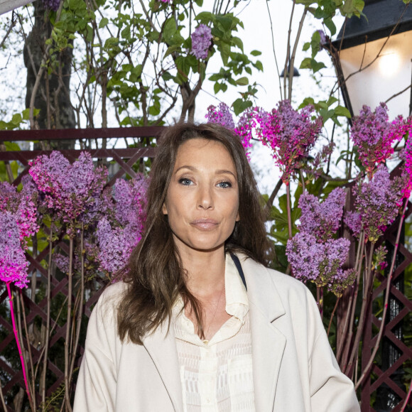 Laura Smet - Remise du prix littéraire "La Closerie des Lilas" à la Closerie des Lilas à Paris le 12 avril 2022. Le Prix de la Closerie des Lilas couronne une romancière de langue française dont l'ouvrage paraît à la rentrée de janvier. Le Prix de la Closerie des Lilas a pour originalité d'être composé d'un jury permanent et d'un jury invité, renouvelé chaque année. Le jury 2018 a attribué le Prix de la Closerie des Lilas 2018 à E. Piacentini pour "Les Silences d'Ogliano" aux éditions Actes Sud. © Pierre Perusseau/Bestimage