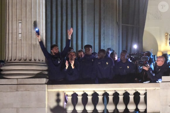 Olivier Giroud, Antoine Griezmann, Aurélien Tchouaméni - Les joueurs de l'équipe de France de football saluent leurs supporters place de la Concorde à Paris le 19 décembre 2022.