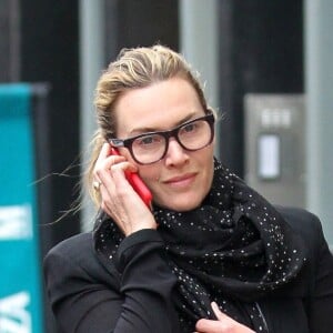 Kate Winslet se promène dans les rues de New York en téléphonant le 27 avril 2018.