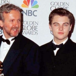 James Cameron entouré de l'équipe de "Titanic", dont Leonardo DiCaprio et Kate Winslet, lors des Golden Globe awards à Los Angeles en 1998.