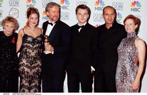 James Cameron entouré de l'équipe de "Titanic", dont Leonardo DiCaprio et Kate Winslet, lors des Golden Globe awards à Los Angeles en 1998.