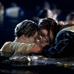 Leonardo DiCaprio et Kate Winslet, scène de la planche dans "Titanic".