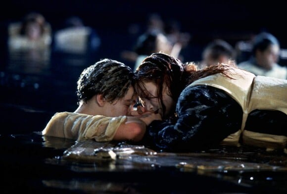Leonardo DiCaprio et Kate Winslet, scène de la planche dans "Titanic".