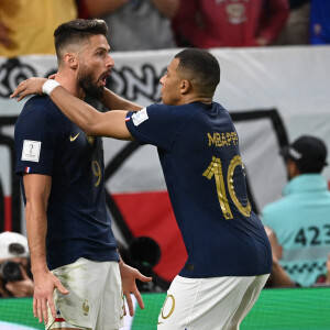 Olivier Giroud et Kylian Mbappe - Joie des joueurs français lors du match des 1/8emes de finale de la Coupe de Monde de Football "France vs Pologne (3-1)" à Doha au Qatar. Le 4 décembre 2022 © Philippe Perusseau / Bestimage