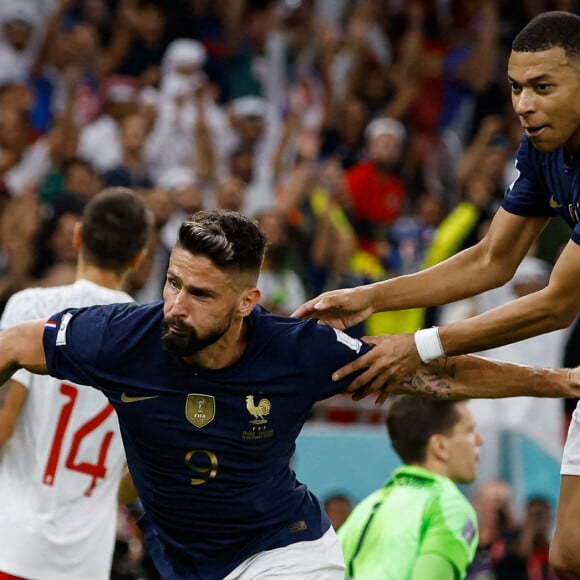 Olivier Giroud et Kylian Mbappé - Joie des joueurs français lors du match des 1/8emes de finale de la Coupe de Monde de Football "France vs Pologne (3-1)" à Doha au Qatar. Le 4 décembre 2022 © Fotoarena / Panoramic / Bestimage