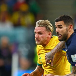 Jason Cummings contre Theo Hernandez. Photo: Tom Weller/DPA/ABACAPRESS.COM