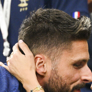 Olivier Giroud embrassant sa femme Jennifer - People et joueurs en famille dans les tribunes lors du match de demi-finale "France - Maroc" lors de la Coupe du Monde 2022 au Qatar (FIFA World Cup Qatar 2022). © JB Autissier / Panoramic / Bestimage