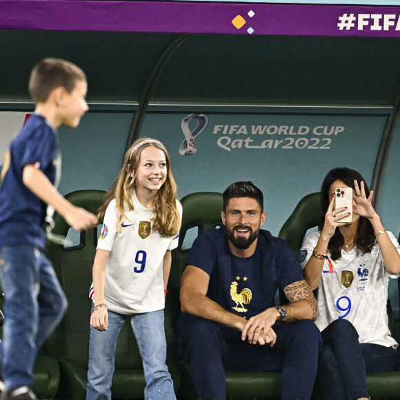 Olivier Giroud en famille avec sa femme Jennifer et leurs enfants - Les joueurs de l'équipe de France passent un moment avec leur famille avant la rencontre France/Tunisie lors de la Coupe du Monde de la FIFA, Qatar 2022 le 30 novembre 2022. © JB Autissier / Panoramic / Bestimage