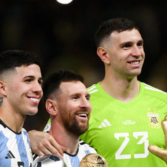 trophee du meilleur Espour pour FERNANDEZ Enzo (ARG) trophee du Meilleur joueur pour MESSI Lionel (Leo) (ARG) trophee du meilleur gardien pour MARTINEZ Emiliano (ARG) - Remise du trophée de la Coupe du Monde 2022 au Qatar (FIFA World Cup Qatar 2022) à l'équipe d'argentine après sa victoire contre la France en finale (3-3 - tab 2-4). Doha, le 18 décembre 2022. 