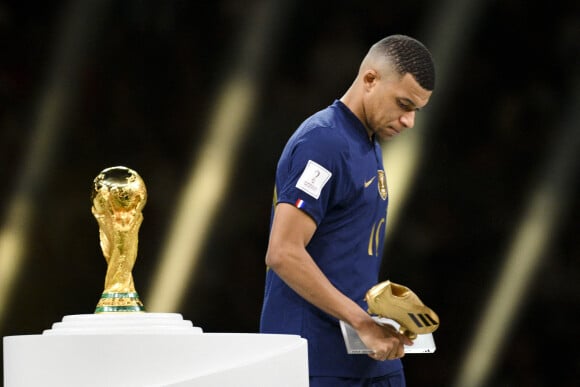 trophee du meilleur buteur pour MBAPPE Kylian (FRA) passant devant le trophee de la coupe du monde sans le regarder - Remise du trophée de la Coupe du Monde 2022 au Qatar (FIFA World Cup Qatar 2022) à l'équipe d'argentine après sa victoire contre la France en finale (3-3 - tab 2-4). Doha, le 18 décembre 2022. 