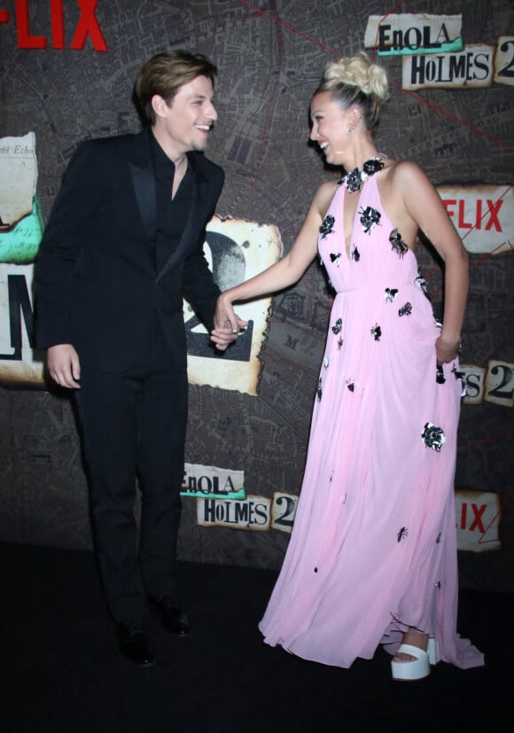 Millie Bobby Brown et Jake Bongiovi - Photocall de la première mondiale de Enola Holmes 2 (Netflix) à New York le 27 octobre 2022.