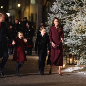 Le prince William, prince de Galles, La princesse Charlotte de Galles, Le prince George de Galles,Catherine (Kate) Middleton, princesse de Galles - La famille royale à la sortie de la messe "Together at Christmas" à l'Abbaye de Westminster le 15 décembre 2022. © Photoshot / Panoramic / Bestimage 