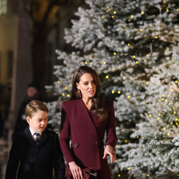 Le prince William, prince de Galles, La princesse Charlotte de Galles, Le prince George de Galles,Catherine (Kate) Middleton, princesse de Galles - La famille royale à la sortie de la messe "Together at Christmas" à l'Abbaye de Westminster le 15 décembre 2022. © Photoshot / Panoramic / Bestimage 