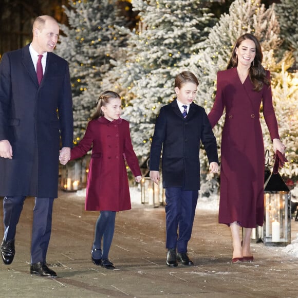 Le prince William, prince de Galles, Catherine (Kate) Middleton, princesse de Galles, et leurs enfants, le prince George de Galles, et la princesse Charlotte de Galles, arrivent pour le "Together at Christmas" Carol Service à l'abbaye de Westminster à Londres, Royaume uni, le 15 décembre 2022. 