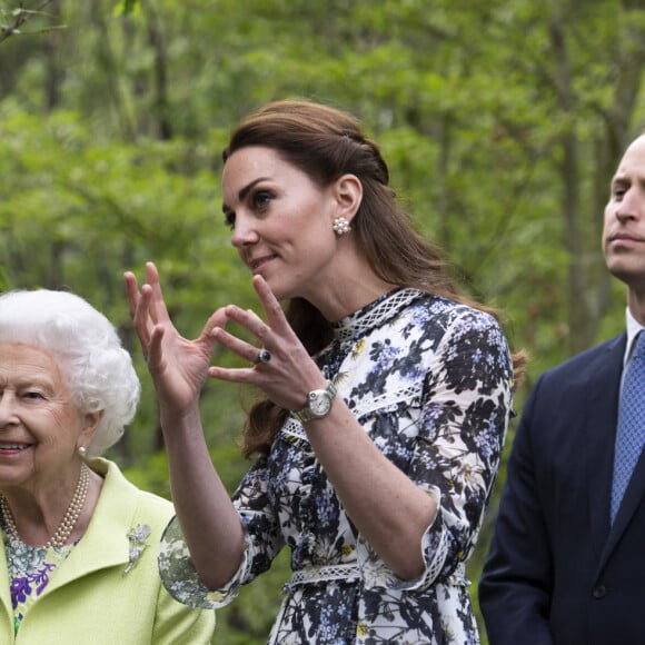 La reine Elisabeth II d'Angleterre, le prince William, duc de Cambridge, et Catherine (Kate) Middleton, duchesse de Cambridge, en visite au "Chelsea Flower Show 2019" à Londres, le 20 mai 2019. 