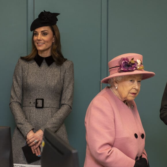 La reine Elisabeth II d'Angleterre et Kate Catherine Middleton, duchesse de Cambridge, lors de l'inauguration de la "Bush House" à Londres. Le 19 mars 2019 