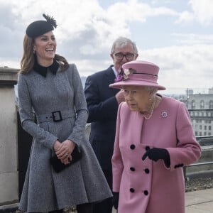 La reine Elisabeth II d'Angleterre et Kate Catherine Middleton, duchesse de Cambridge, lors de l'inauguration de la "Bush House" à Londres. Le 19 mars 2019 