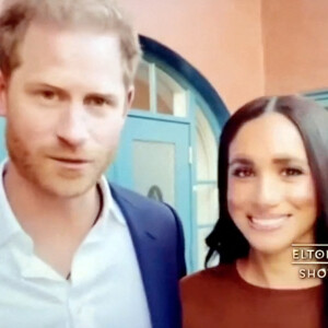 Le prince Harry et Meghan Markle partagent un message personnel avec Sir Elton John avant son concert d'adieu. Le prince Harry et Meghan Markle ont partagé un message personnel avec Sir Elton John avant son concert d'adieu au Dodgers Stadium hier soir. Le duc et la duchesse de Sussex ont été présentés dans une vidéo de compilation montrant des stars rendant hommage à Sir Elton avant le concert, diffusé en direct sur Disney +. Dans le clip, qui semble avoir été filmé dans les bureaux du couple à Archewell, le prince Harry a déclaré: " Merci d'être l'ami que vous étiez pour ma mère. " Merci d'être notre ami, merci d'être l'ami de nos enfants. Le couple s'est rapproché du chanteur ces dernières années, ayant connu Harry toute sa vie grâce à sa " chère " amitié avec la princesse Diana, et ayant même prêté au couple sa maison et son jet privé sur la Côte d'Azur en 2019. © JLPPA/Bestimage 