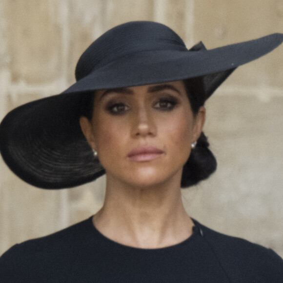 Meghan Markle - Procession du cercueil de la reine Elizabeth II d'Angleterre de Wesminster Hall où il était exposé au public, jusqu'à l'Abbaye de Westminster. Le cercueil est installé sur l'affût du canon, puis tiré par 142 marins de la Royal Navy à l'aide de cordages, dans la plus pure tradition de la monarchie britannique. Cette tradition remonte aux funérailles d'Etat de la reine Victoria en février 1901. Londres, le 19 septembre 2022. 