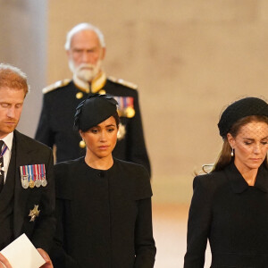 Le prince Harry, duc de Sussex, Meghan Markle, duchesse de Sussex, le prince de Galles William, Kate Catherine Middleton, princesse de Galles - Intérieur - Procession cérémonielle du cercueil de la reine Elisabeth II du palais de Buckingham à Westminster Hall à Londres. Le 14 septembre 2022 