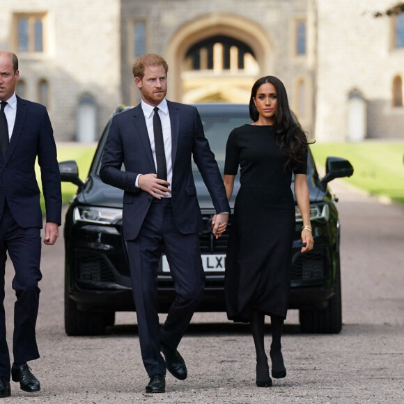 La princesse de Galles Kate Catherine Middleton, le prince de Galles William et le prince Harry, duc de Sussex et Meghan Markle, duchesse de Sussex à la rencontre de la foule devant le château de Windsor, suite au décès de la reine Elisabeth II d'Angleterre. Le 10 septembre 2022 