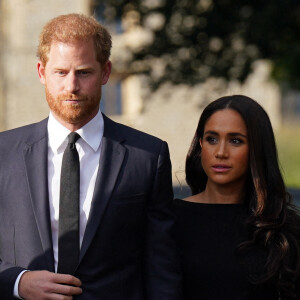 Le prince Harry, duc de Sussex et Meghan Markle, duchesse de Sussex à la rencontre de la foule devant le château de Windsor, suite au décès de la reine Elisabeth II d'Angleterre.