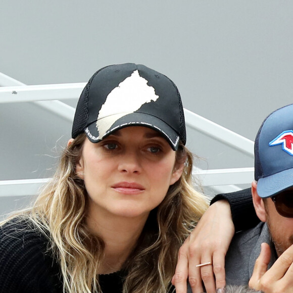 Marion Cotillard et son compagnon Guillaume Canet - People dans les tribunes lors de la finale messieurs des internationaux de France de tennis de Roland Garros 2019 à Paris le 9 juin 2019. © Jacovides-Moreau/Bestimage