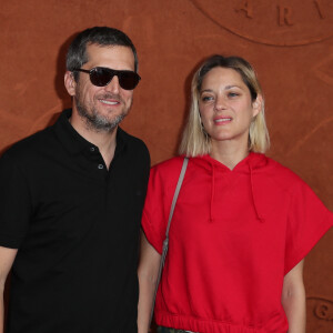 Guillaume Canet et sa compagne Marion Cotillard au village lors des internationaux de tennis de Roland Garros à Paris, le 10 juin 2018. © Moreau-Jacovides/Bestimage