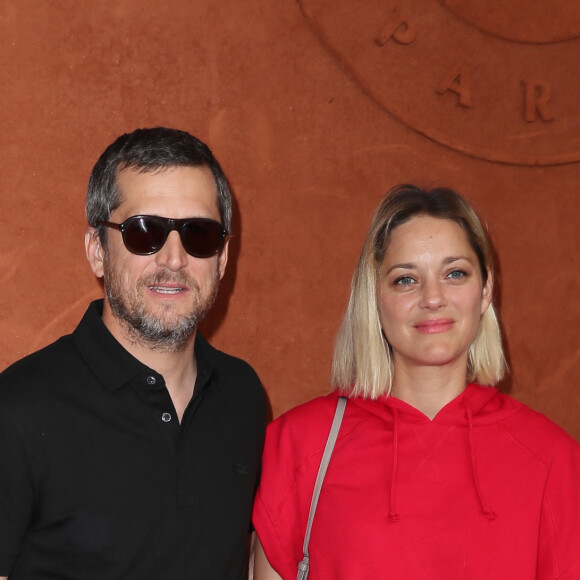 Guillaume Canet et sa compagne Marion Cotillard au village lors des internationaux de tennis de Roland Garros à Paris, le 10 juin 2018. © Moreau-Jacovides/Bestimage