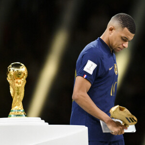 Kylian Mbappé (FRA) passant devant le trophee de la coupe du monde sans le regarder - Remise du trophée de la Coupe du Monde 2022 au Qatar (FIFA World Cup Qatar 2022) à l'équipe d'argentine après sa victoire contre la France en finale (3-3 - tab 2-4). Doha, le 18 décembre 2022. 