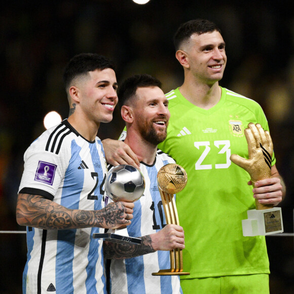 Trophee du meilleur Espour pour FERNANDEZ Enzo (ARG) trophee du Meilleur joueur pour MESSI Lionel (ARG) trophee du meilleur gardien pour MARTINEZ Emiliano (ARG) - Remise du trophée de la Coupe du Monde 2022 au Qatar (FIFA World Cup Qatar 2022) à l'équipe d'argentine après sa victoire contre la France en finale (3-3 - tab 2-4). Doha, le 18 décembre 2022. 
