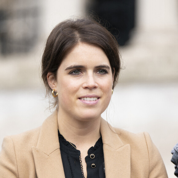 La princesse Eugenie d'York, avec la co-fondatrice du collectif anti-esclavagiste Julia de Boinville, lors d'une visite de l'exposition d'art du collectif anti-esclavagiste à Trafalgar Square à Londres. Le 17 octobre 2022.