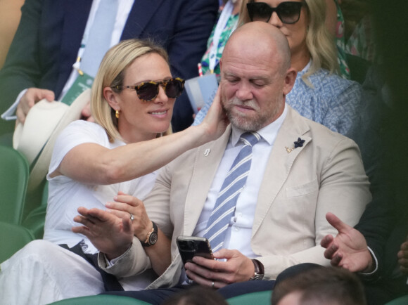 Zara Phillips et Mike Tindall assistent au tournoi de tennis de Wimbledon à Londres, le 28 juin 2022.