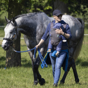 Zara Tindall et son bébé Lucas assistent au "Houghton Hall Horse Trials" à Kings Lynn. Le 29 mai 2021.
