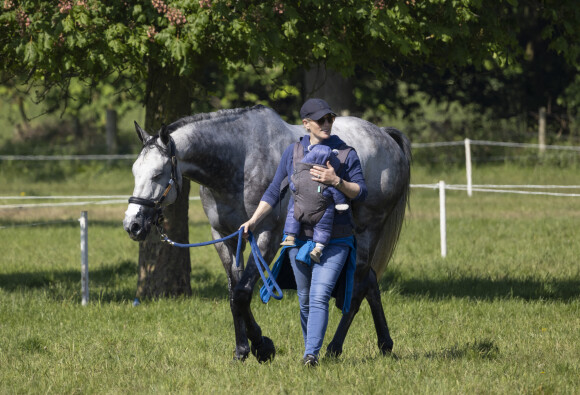 Zara Tindall et son bébé Lucas assistent au "Houghton Hall Horse Trials" à Kings Lynn. Le 29 mai 2021.