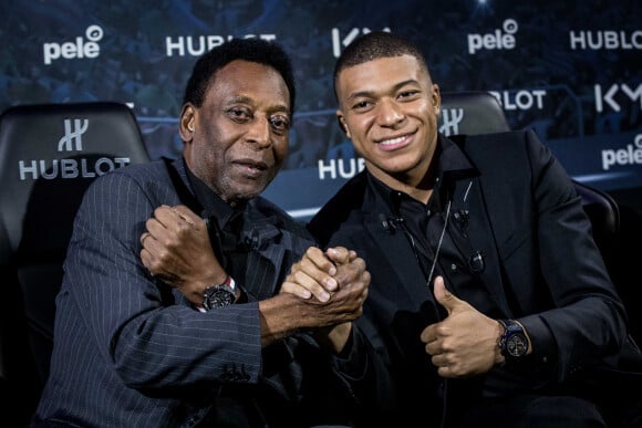 L'ancien footballeur international brésilien, Pelé (Edson Arantes do Nascimento) et le footballeur international français qui évolue au poste d'attaquant au Paris Saint-Germain (PSG), Kylian Mbappé, lors de la soirée organisé par l'horloger suisse Hublot "Hublot loves football" à l'hôtel Lutetia, dans le 6ème arrondissement de Paris, France, le 2 avril 2019. Pelé et Kylian Mbappé sont les ambassadeurs de la Maison Hublot. © Cyril Moreau/Bestimage