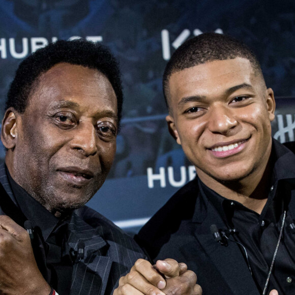 L'ancien footballeur international brésilien, Pelé (Edson Arantes do Nascimento) et le footballeur international français qui évolue au poste d'attaquant au Paris Saint-Germain (PSG), Kylian Mbappé, lors de la soirée organisé par l'horloger suisse Hublot "Hublot loves football" à l'hôtel Lutetia, dans le 6ème arrondissement de Paris, France, le 2 avril 2019. Pelé et Kylian Mbappé sont les ambassadeurs de la Maison Hublot. © Cyril Moreau/Bestimage