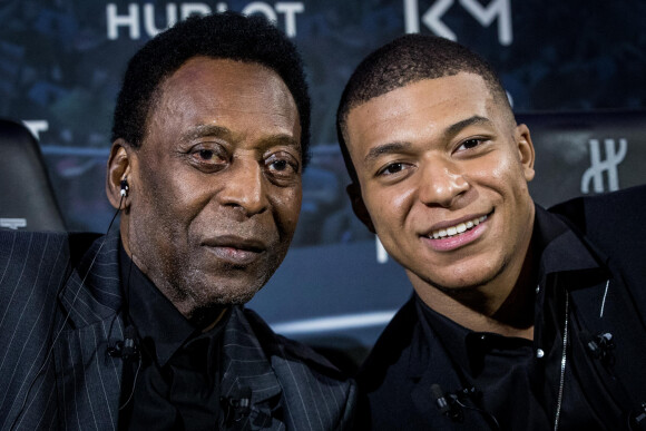 L'ancien footballeur international brésilien, Pelé (Edson Arantes do Nascimento) et le footballeur international français qui évolue au poste d'attaquant au Paris Saint-Germain (PSG), Kylian Mbappé, lors de la soirée organisé par l'horloger suisse Hublot "Hublot loves football" à l'hôtel Lutetia, dans le 6ème arrondissement de Paris, France, le 2 avril 2019. Pelé et Kylian Mbappé sont les ambassadeurs de la Maison Hublot. © Cyril Moreau/Bestimage