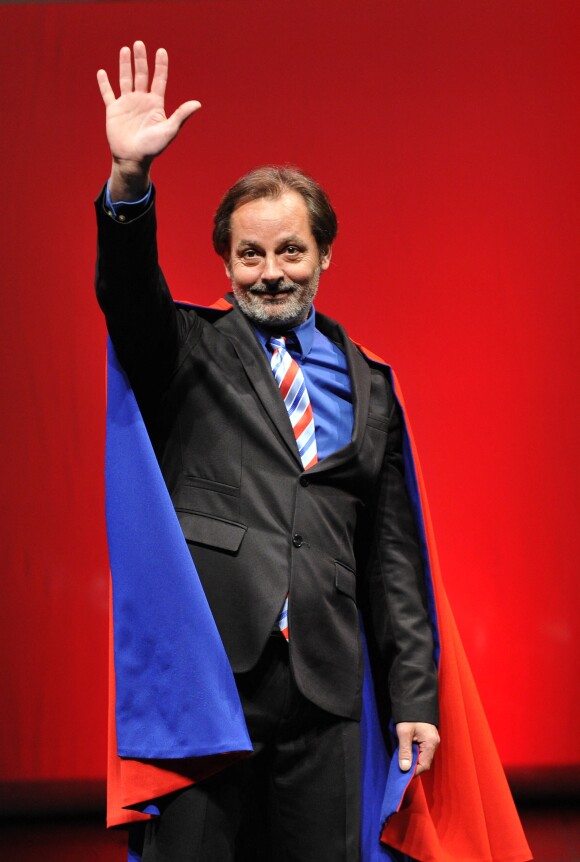 Filage du spectacle de Christophe Alévêque "Super rebelle... et candidat libre !" au Théâtre du rond-point à Paris, le 10 avril 2012.