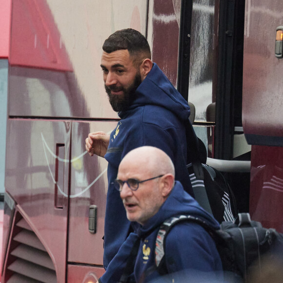 Karim Benzema - Départ de l 'équipe de France de football du Bourget au Qatar pour disputer la Coupe du monde 2022, le 16 novembre 2022. Ils seront rejoints par Randal Kolo Muani, jeudi matin, à Doha. © Cyril Moreau/Bestimage