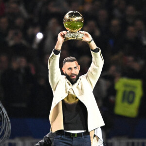 Karim Benzema présente son Ballon d'Or aux supporters lyonnais à la mi-temps du match OL-Nice au Groupama Stadium de Décines-Charpieu, France, le 11 novembre 2022. © Frédéric Chambert/Panoramic/Bestimage