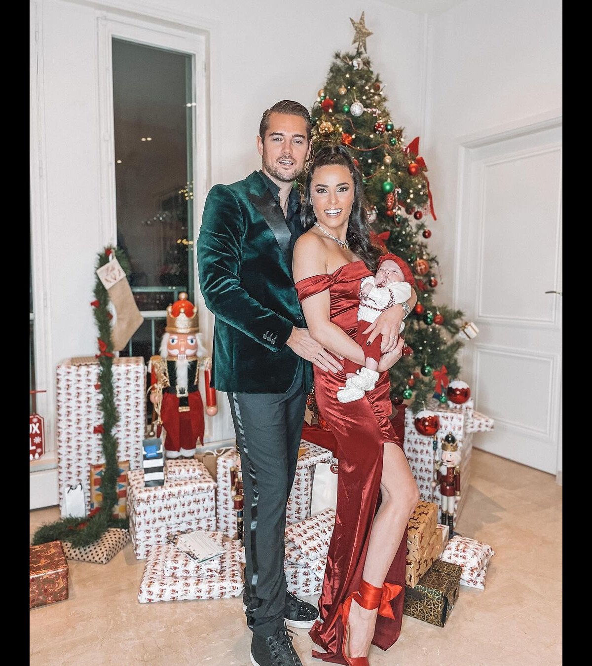 Photo : Capucine Anav et Victor présentent leur fille Lola sur