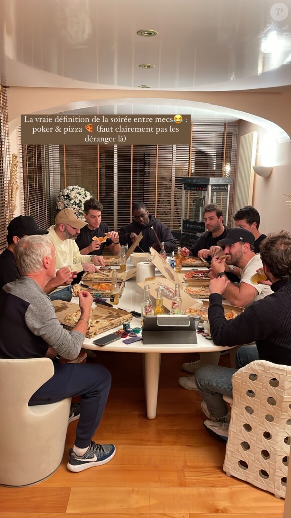 Didier Deschamps, son fils Dylan et des amis mangent des pizzas.