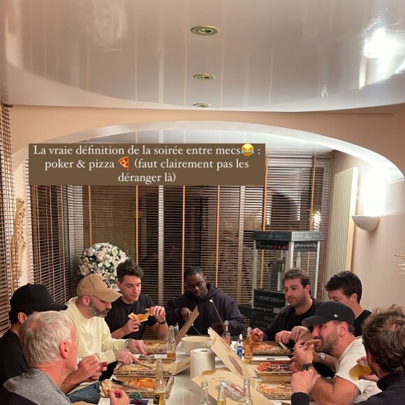 Didier Deschamps, son fils Dylan et des amis mangent des pizzas.