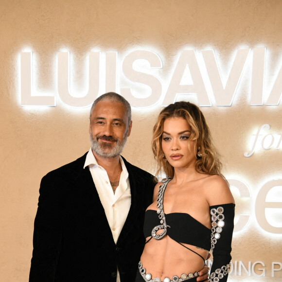 Rita Ora et son mari Taika Waititi - Soirée LuisaViaRoma for UNICEF Winter Gala à Saint-Barthélemy, le 29 décembre 2022.