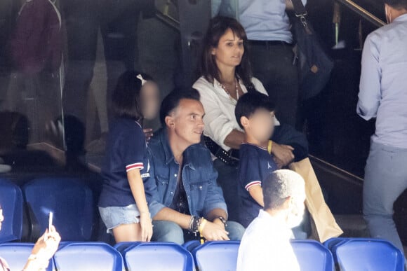 Faustine Bollaert, son mari Maxime Chattam et leurs enfants Abbie et Peter sont en tribune lors de la rencontre de football Paris Saint Germain PSG contre Clermont (4-0) au Parc des Princes à Paris le 11 septembre 2021. 